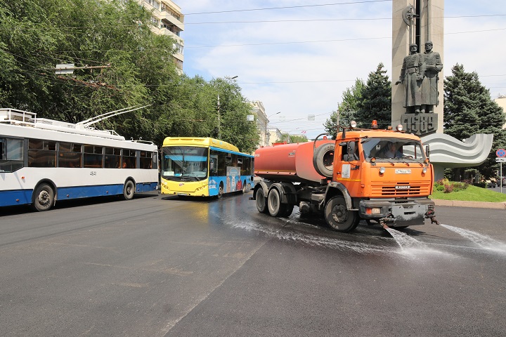 Коммунальщики Волгограда поливают водой дороги